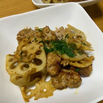 蓮根のきんぴらに飽き別の食べ方を探してたどり着きました！カレーの風味に蓮根とごろっとひき肉の食感が最高ですね！また作ってのリクエストがきました★ごちそう様です♫